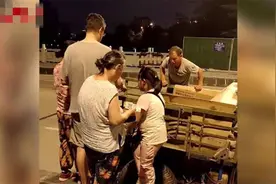 11岁女儿陪父亲卖瓜到凌晨，困了就在瓜车上睡觉，小公主辛苦了图片