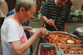 四川大哥路边卖凉拌鸡43年，几十年不挪地还是老味道，想吃靠运气图片