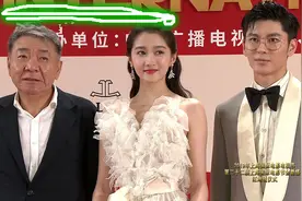 关晓彤比导演郑晓龙高比185胡军低一点，鹿晗合影踮脚原因找到了图片