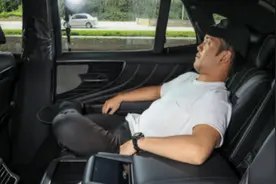 开车跑长途，副驾驶放平睡觉被罚200，车主：违反哪条交规？图片