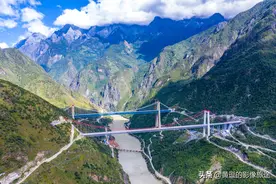 航拍：云南“双子”悬索桥横跨万丈深峡！双桥架南北，天堑变通途图片