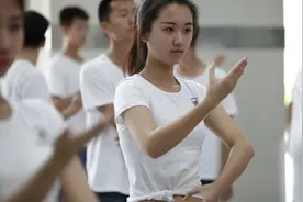 应聘空姐真的是“挤破头”，颜值绝对高，自信女孩以素颜应试图片