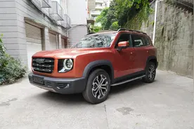 实拍哈弗大狗：承载式车身，通过性却很高，内饰科幻图片