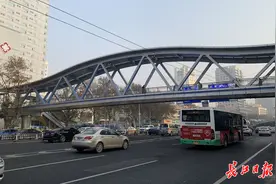 同济人行天桥建成试运行，桥上镌刻援鄂医疗队信息图片