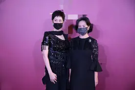 香港一慈善晚宴众星云集！何超琼与同性密友同台，叶童夫妇罕合体图片