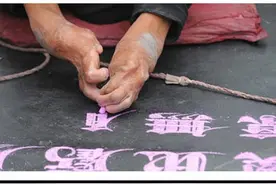 乞丐到千万富翁的蜕变：苦练十年粉笔字，自创字体被方正字库收录图片