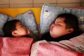 俩孩子，一个天天午睡一个从不午睡，多年后，3个方面差距很明显图片