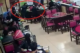 撞见妻子和旧情人一起吃火锅，丈夫直接掏出小刀｜申晨间图片
