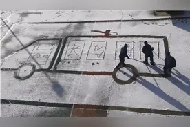 会画雪地画的消防小哥哥，你见过吗？图片