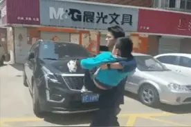 消防员蜀黍，可以去救我哥哥吗？图片