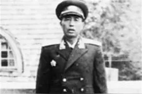 19岁骗母亲离家当兵，39岁成司令回乡探母，却被母亲打了巴掌图片