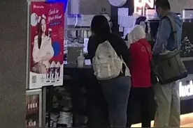 全红婵戴白帽出门买奶茶，队医全程陪伴在旁，斜背长脚包包太可爱图片