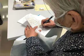 九旬母亲日夜守护的儿子已去世 家属：母亲没被感染，曾上过大学图片