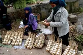 云南十八怪之草串土鸡蛋，为什么“鸡蛋用草串着卖”？图片
