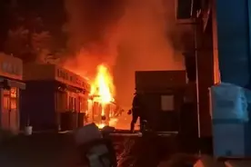 凌晨两点被炸醒！大学小吃街发生爆炸，整条街都烧了起来...图片