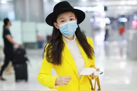 吴倩明黄外套挺亮眼，还好配了件“小白裤”，百搭又能提气质图片