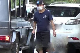 白百何陈羽凡接儿子放学，离婚一家三口首同框打闹十分温馨图片