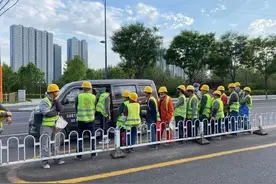 一辆“蛋蛋”车是如何装下19个成年人的？有图有真相！图片
