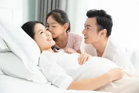 国外产妇有多豪横？直播生娃，亲手拽出来，网友：学不来图片