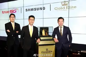 为庆祝中国春节，有泰国商家推出了"24K黄金手机"图片