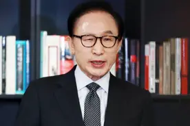 被财阀控制的韩国总统，文在寅最痛恨的人，“提线傀儡”：李明博图片