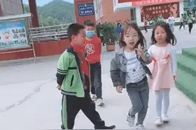 “校园一姐宝宝”火了，网友调侃：长大了，要嚯嚯多少小哥哥？图片