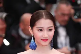 京圈格格关晓彤：全家挤70平房，姐姐死因成谜，成鹿晗今生最爱图片