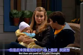 小姐姐刚夸完妹妹可爱，不料下一刻就被她吐了一身，太逗了！视频封面