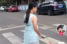 泪目！失明女童独自出行，妈妈悄悄跟了一年图片