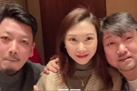 春晚小品演员贾冰全家福曝光！和亲哥五官似复制，一家都是高颜值图片