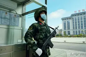 列兵同志，你站岗执勤时的样子真帅！图片