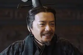 吕不韦频繁摸肚子，被调侃动了胎气，段奕宏戏外都改不了这毛病图片