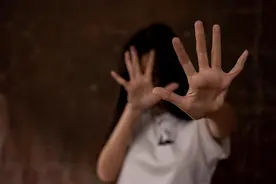 沉迷“磕炮”、“文爱”，迷失在网络颜色文化中的未成年人图片