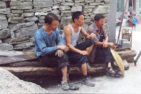生三个儿子面上有光，如今三十好几未娶妻，六旬大爷无奈落泪图片