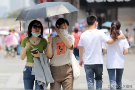 青年情侣扮靓长沙街头，满血复活的城市人潮人海，高温难阻晒幸福图片