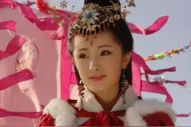 她15岁靠“三寸金莲”嫁豪门，洗脚时痛不欲生，丈夫却当成宝贝图片