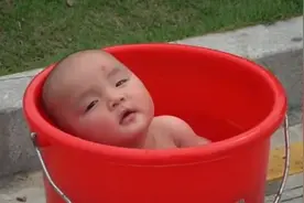 萌娃被迫在服务区“露天泡澡”火了，网友：这样的机会实在太难得图片