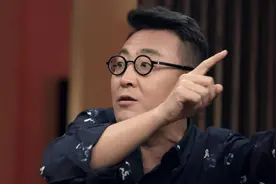 别的主持人都装聪明，只有窦文涛是装傻，这反而成就了他图片