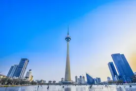 天塔于1991年建成，耸立于碧波与云霄之间图片