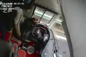 揪心！男子突然用安全锤猛砸大巴司机头部，车辆当时正在行驶…图片
