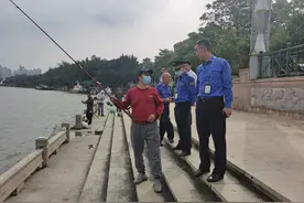 沿江禁钓！多部门联合劝离沿江钓鱼人图片