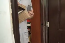 家里收到奇怪包裹，还要交钱才能签收，民警：你暂时先不要用它图片