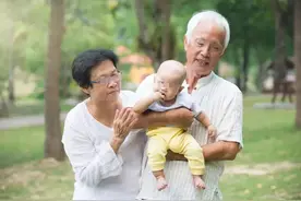 姥姥带娃的现状背后，藏着宝妈的“心理偏向”，未必是奶奶不愿带图片