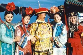 在国内大肆捞钱，张铁林国籍引争议，皇阿玛：我都回来几十年了图片