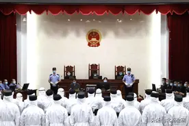 近百人受审！非法采砂获利3.9亿，上门女婿成村霸“头领”——广西扫黑除恶最新战果（11.25）图片