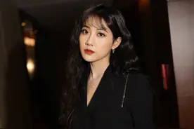 李艺彤黑色西装裙飒爽帅气，吴宣仪清纯气质，喻言粉衣甜美范图片