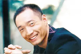 《绝密使命》主演李易祥：机修工变平民影帝，妻子是韩国美女图片