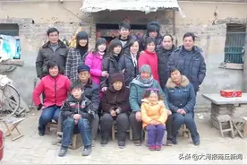 商丘网友的一张全家福重现15年前场景，这个细节让人泪目图片