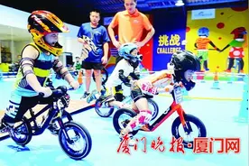 比赛时不慎摔倒，男童弃车含泪追赶！厦门6岁男孩的“体育精神”受到网友一致点赞图片