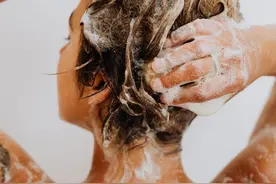 洗发水直接接触头皮，真的就会脱发？图片